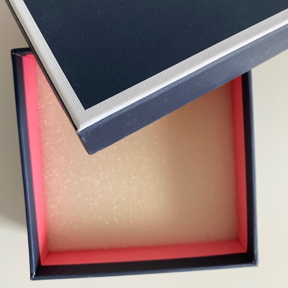 Oscar de la Renta crystal clip ons - Picture 7 of 8